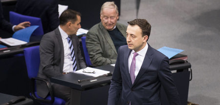 Paul Ziemiak, CDU-Generalsekretär, läuft im Plenarsaal des Bunde...