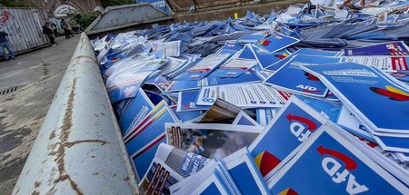 AfD-Flyer in einem Müllcontainer (Aktion des Künstlerkollektivs ...