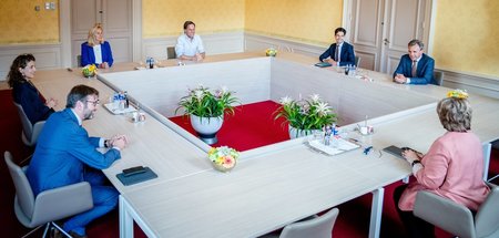 Alter Wein in neuen Schläuchen: Das Kabinett um Mark Rutte (M.) ...
