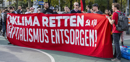 Kapitalismus entsorgen: Kommunistische Jugend Österreichs beim K...