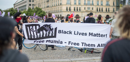 Kämpfe verbinden: »Free Mumia«-Banner auf einer »Black Lives Mat...