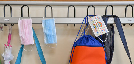 Masken an Kleiderhaken in einer Grundschule in Frankfurt (Oder) ...