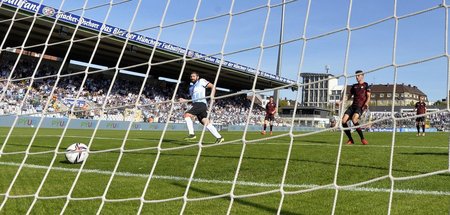 Mitgelaufen, reingemacht: Sascha Mölders (l.) von TSV 1860 Münch...