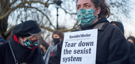 »Reißt das sexistische System ein«, fordert diese Demonstrantin ...