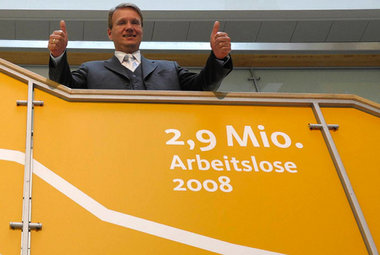 Die Erwerbslosigkeit boomt, und keine Statistik kann sie aufhalt... Die Erwerbslosigkeit boomt, und keine Statistik kann sie aufhalt...