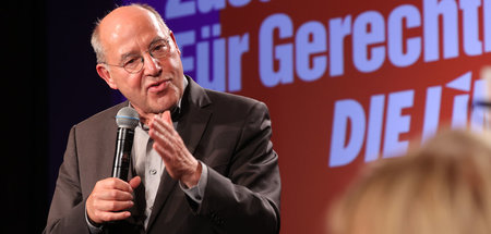 Nichts zu feiern: Gregor Gysi (Die Linke) steht auf der Wahlpart...