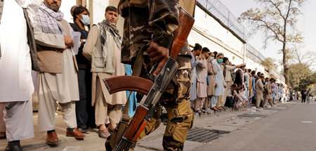 Afghanistan kommt nicht zur Ruhe: Taliban-Patrouille vor der ira...