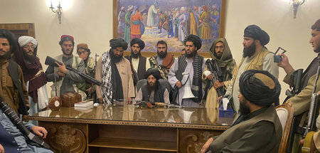 Taliban-Kämpfer im Präsidentenpalast in Kabul, kurz nachdem sie 
