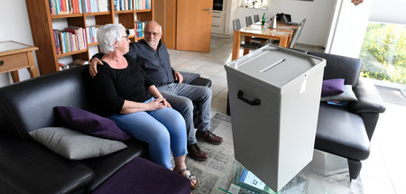 Wer beobachtet die Wahlbeobachter? (Wahllokal in Leverkusen, 23....