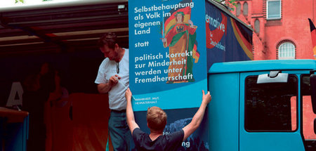 Die Ausstellung der VVN-BdA beleuchtet Phänomene der neuen Recht... Die Ausstellung der VVN-BdA beleuchtet Phänomene der neuen Recht...