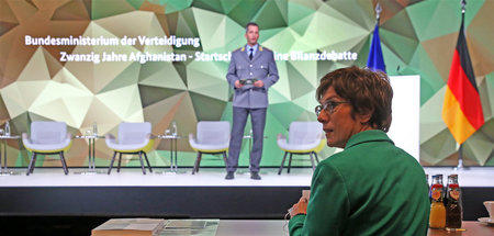 Kaum jemand kam: Annegret Kramp-Karrenbauer (CDU) während der Ko...