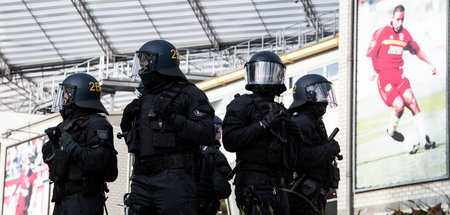 Meist etwas kamerascheu: Polizisten im Stadion Meist etwas kamerascheu: Polizisten im Stadion