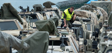 Kriegsgerät aus dem Afghanistan-Einsatz der Bundeswehr im Hafen ...