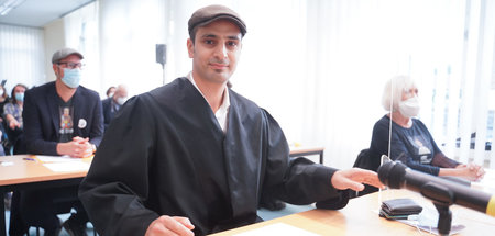 Der Anwalt Ahmed Abed vertritt die Kläger im Prozess vor dem Ver... Der Anwalt Ahmed Abed vertritt die Kläger im Prozess vor dem Ver...