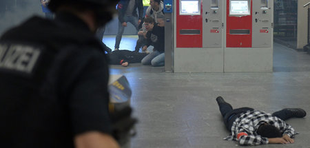 Polizeisimulation eines fiktiven Anschlags am Bremer Hauptbahnho... Polizeisimulation eines fiktiven Anschlags am Bremer Hauptbahnho...