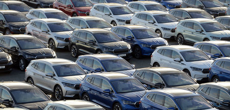 Neue Skoda-Fahrzeuge warten in einem Vertriebszentrum auf den Ei