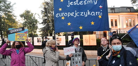Proteste vor dem polnischen Verfassungsgericht in Warschau am Do...