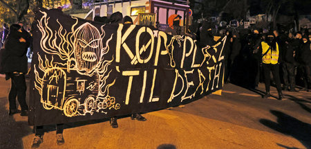 Mehr als tausend Menschen protestierten am 2. Oktober gegen die ... Mehr als tausend Menschen protestierten am 2. Oktober gegen die ...