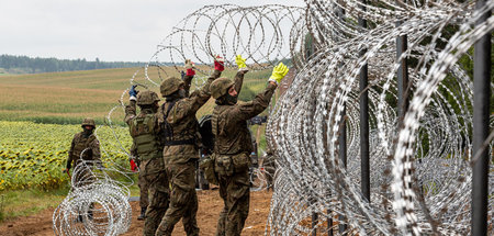 Als gebe es noch nicht genügend Stacheldraht: Polnische Soldaten... Als gebe es noch nicht genügend Stacheldraht: Polnische Soldaten...