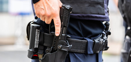 Voreiliger Griff zur Waffe: Polizisten verlieren schnell die Kon...
