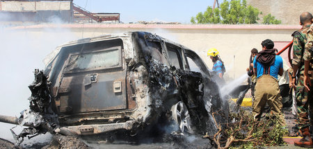 Feuerwehr und Polizei am Sonntag in Aden an der Stelle des Ansch... Feuerwehr und Polizei am Sonntag in Aden an der Stelle des Ansch...