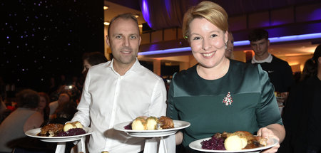 Franziska Giffey (SPD) und Sebastian Czaja (FDP) servieren liebe... Franziska Giffey (SPD) und Sebastian Czaja (FDP) servieren liebe...