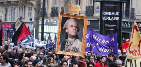 À bas le roi néolibéral! Proteste gegen die Pläne der Regierung ...