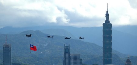 Luftnummer: Helikopter mit der taiwanischen Flagge demonstrieren...