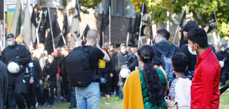 Anwohner beobachten die Kundgebung von Neonazis in Dortmund (9.1...