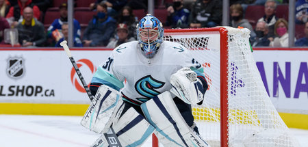 Philipp Grubauer im Trikot der Seattle Kraken während eines Vorb...