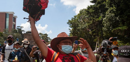 Trophäe im antikolonialistischen Kampf: Ein Demonstrant trägt am...