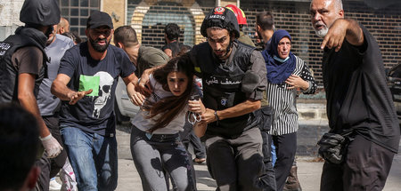 Zivilisten und medizinisches Personal bringen sich am Donnerstag...