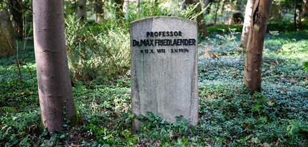 Der Grabstein erinnert an die frühere Grabstätte von Max Friedla...