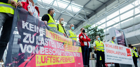 Demonstration des Sicherheitspersonals am Flughafen Düsseldorf a