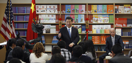 Damals beide noch Vizepräsidenten: Xi Jingping vor Schülern in L...