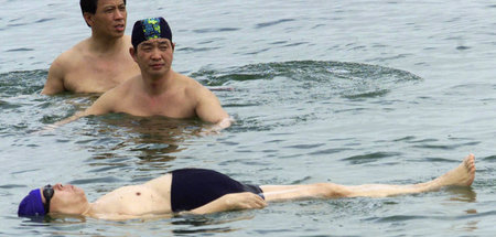Chinas damaliger Präsident Jiang Zemin (vorne) badet im April 20...