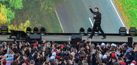 Lässt sich feiern wie ein Popstar: Tesla-Chef Elon Musk beim Tag...