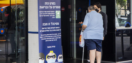 Kontrolle des »Grünen Passes« am Eingang eines Kinos in Israel