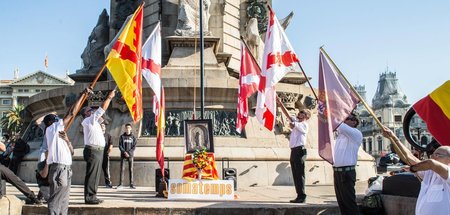 Faschisten von Vox feiern an der Statue von Christoph Kolumbus i...