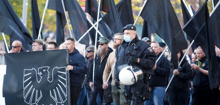 Aufmarsch unter Polizeischutz für den verstorbenen Neonazikader ...