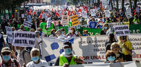 Demonstration gegen die Kürzung des Budgets für Renten und öffen... Demonstration gegen die Kürzung des Budgets für Renten und öffen...