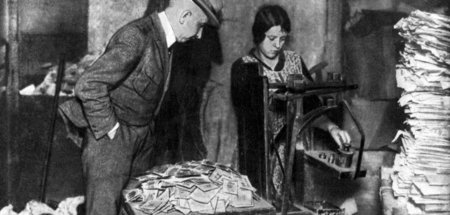 Vollständiger Wertverlust. Banknoten als Altpapier im Deutschlan...