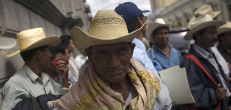 Gegen die Nickelmine in El Pastor protestierende Bauern versamme...