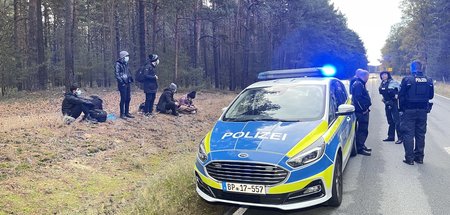 Sollen aufhalten: Beamte der Bundespolizei am Dienstag im Einsat... Sollen aufhalten: Beamte der Bundespolizei am Dienstag im Einsat...