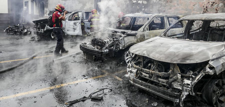 Die ausgebrannten Autos auf dem Parkplatz des Kongresses in Guat...