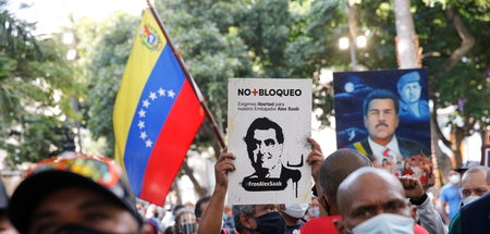 Demonstranten fordern am Sonntag in Caracas von den USA die Frei...