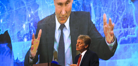 Der russische Präsident Wladimir Putin und sein Pressesprecher D