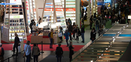 Viel Platz zwischen den Ständen: Frankfurter Buchmesse im Pandem...