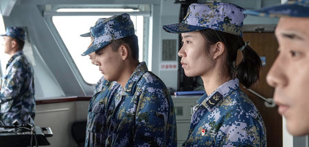 Offizierin auf dem Lenkwaffenzerstörer »Nanchang« beim jüngsten ...