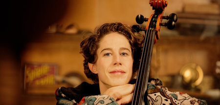Streicheln, singen, schlagen: Sophie Abraham und ihr Cello Streicheln, singen, schlagen: Sophie Abraham und ihr Cello